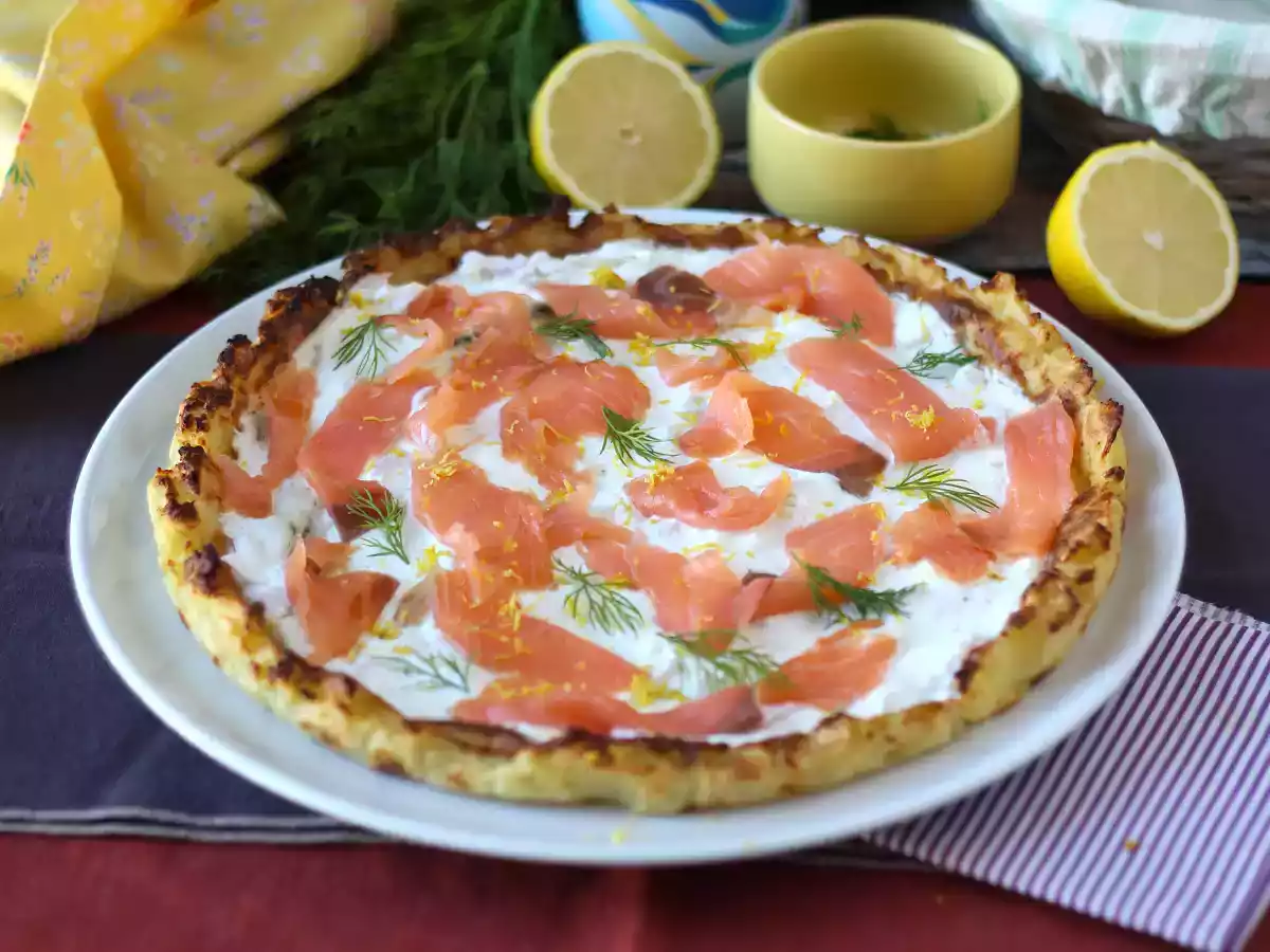 Tarte au saumon fumé avec une base de pommes de terre