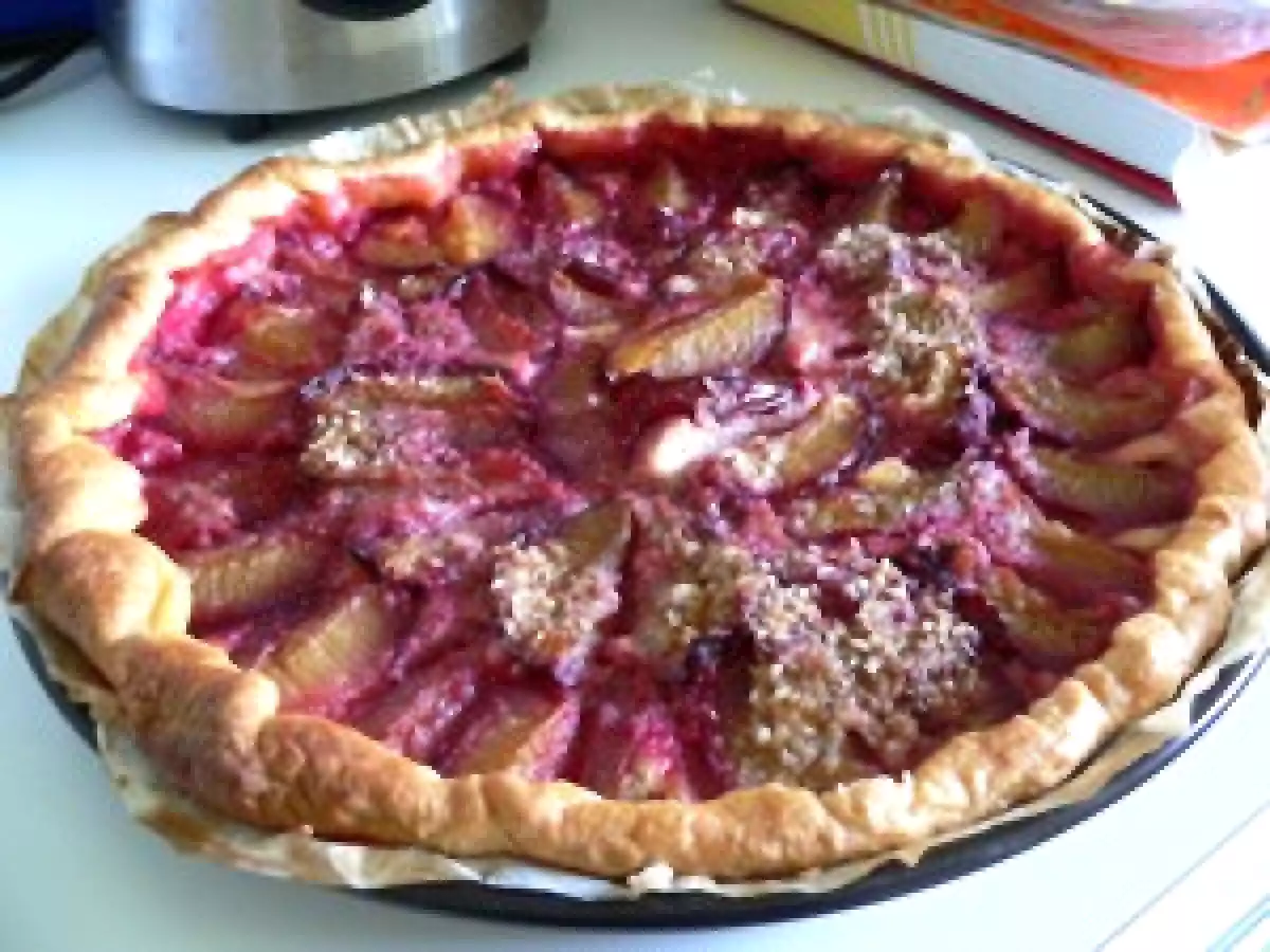 Tarte aux prunes avec de la pâte feuilletée au beurre