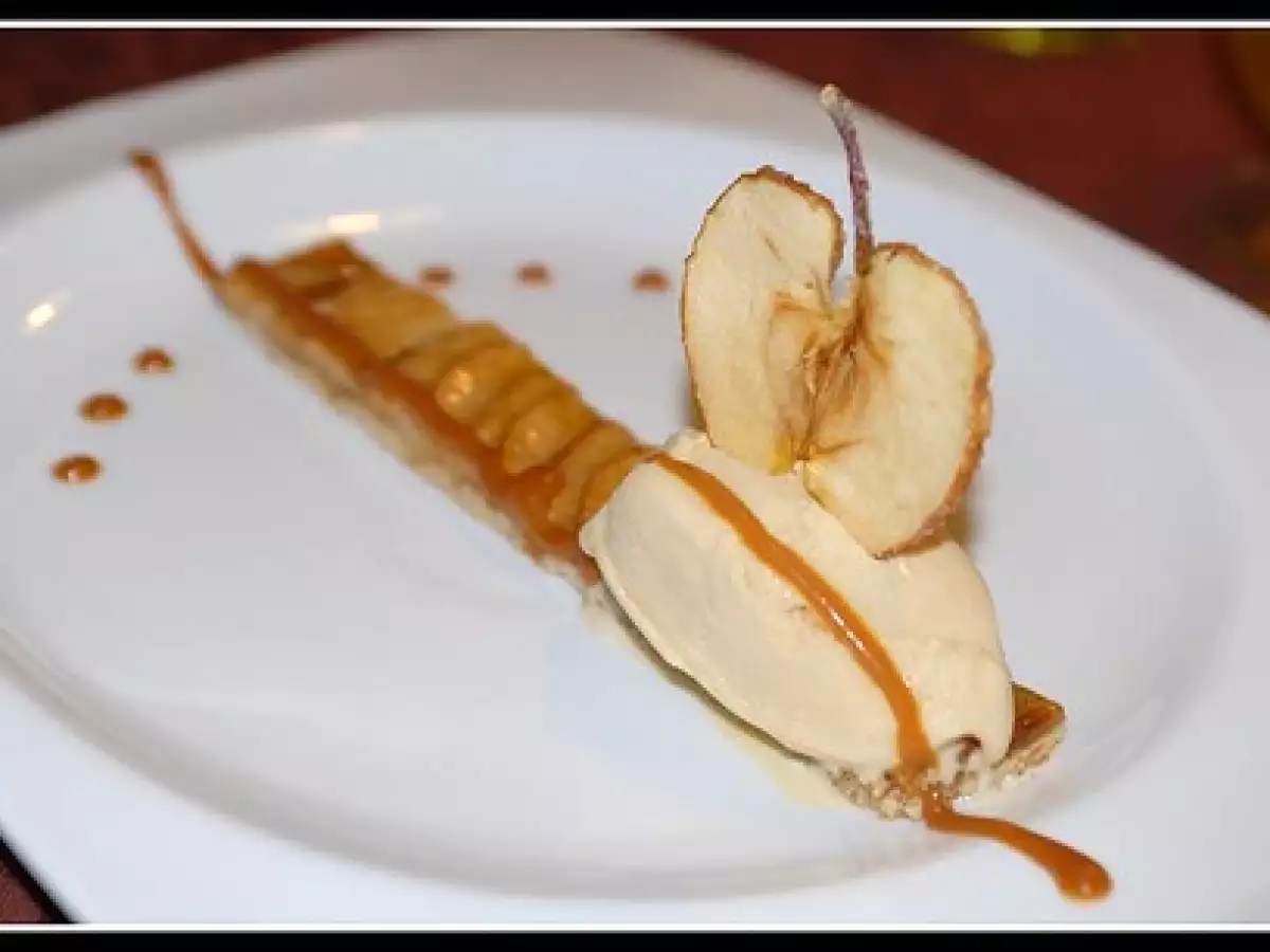 Tarte fine aux pommes et noisettes torréfiées, glace au café et caramel laitier