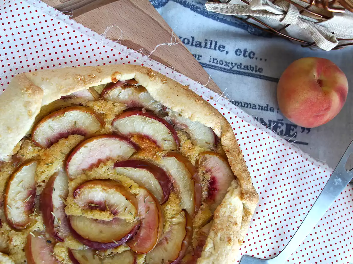 Tarte rustique aux pêches et romarin - photo 2