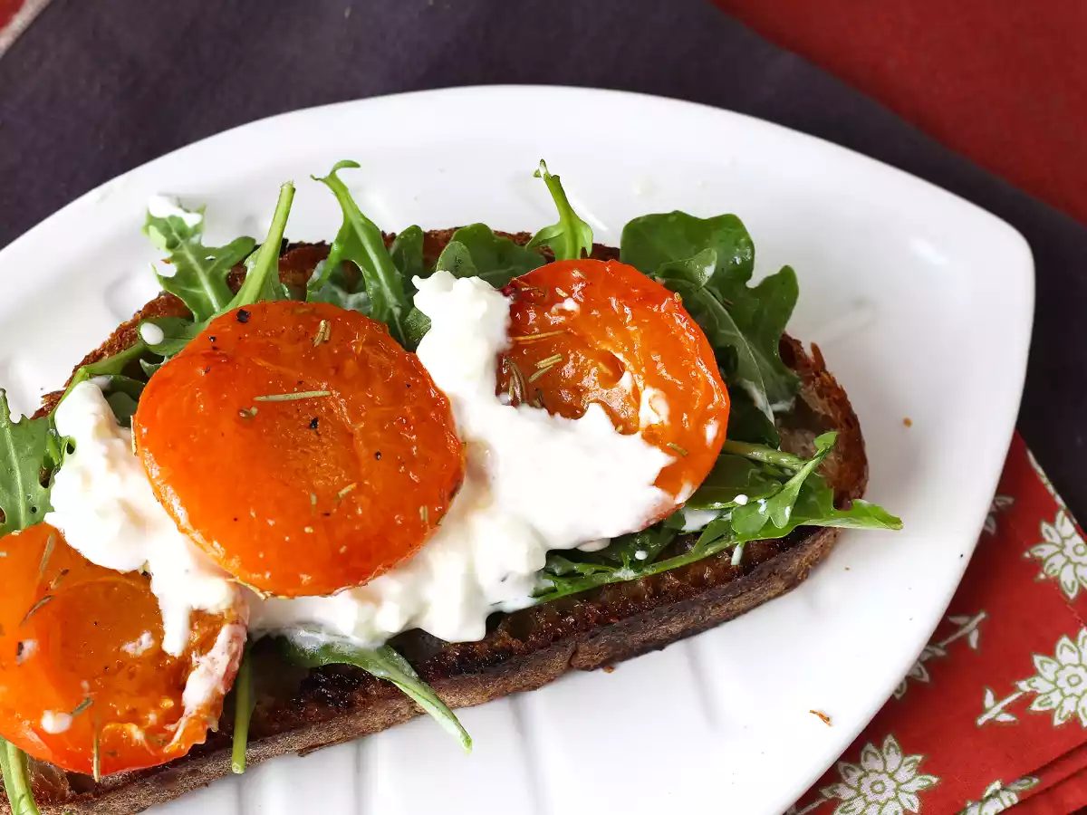 Tartine abricots rôtis, roquette et burrata - photo 4