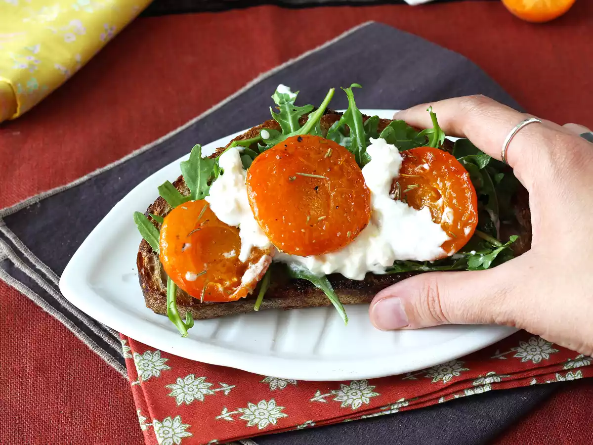 Tartine abricots rôtis, roquette et burrata - photo 2