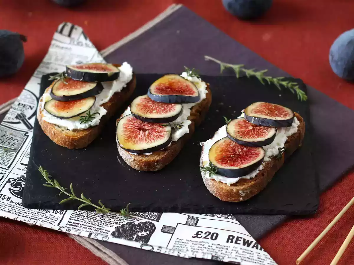 Tartines de figues, fromage de chèvre frais, miel et romarin - photo 2