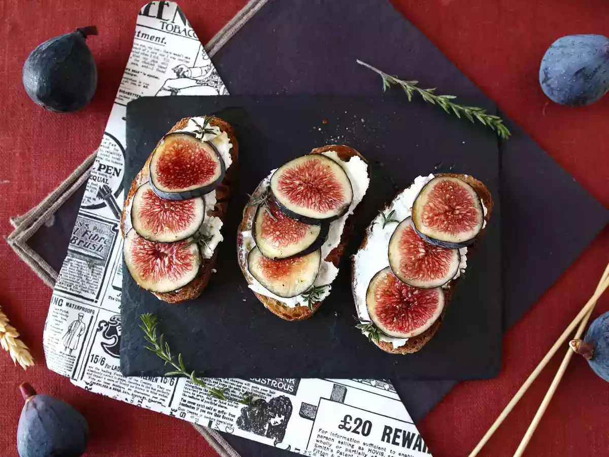 Tartines de figues, fromage de chèvre frais, miel et romarin - photo 4