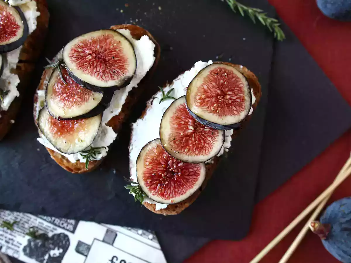 Tartines de figues, fromage de chèvre frais, miel et romarin - photo 5