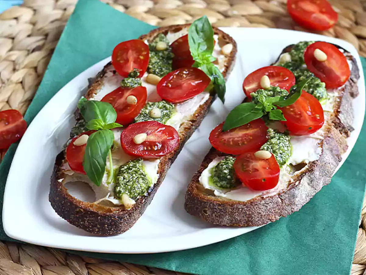 Tartines fromage frais, pesto et tomates cerises