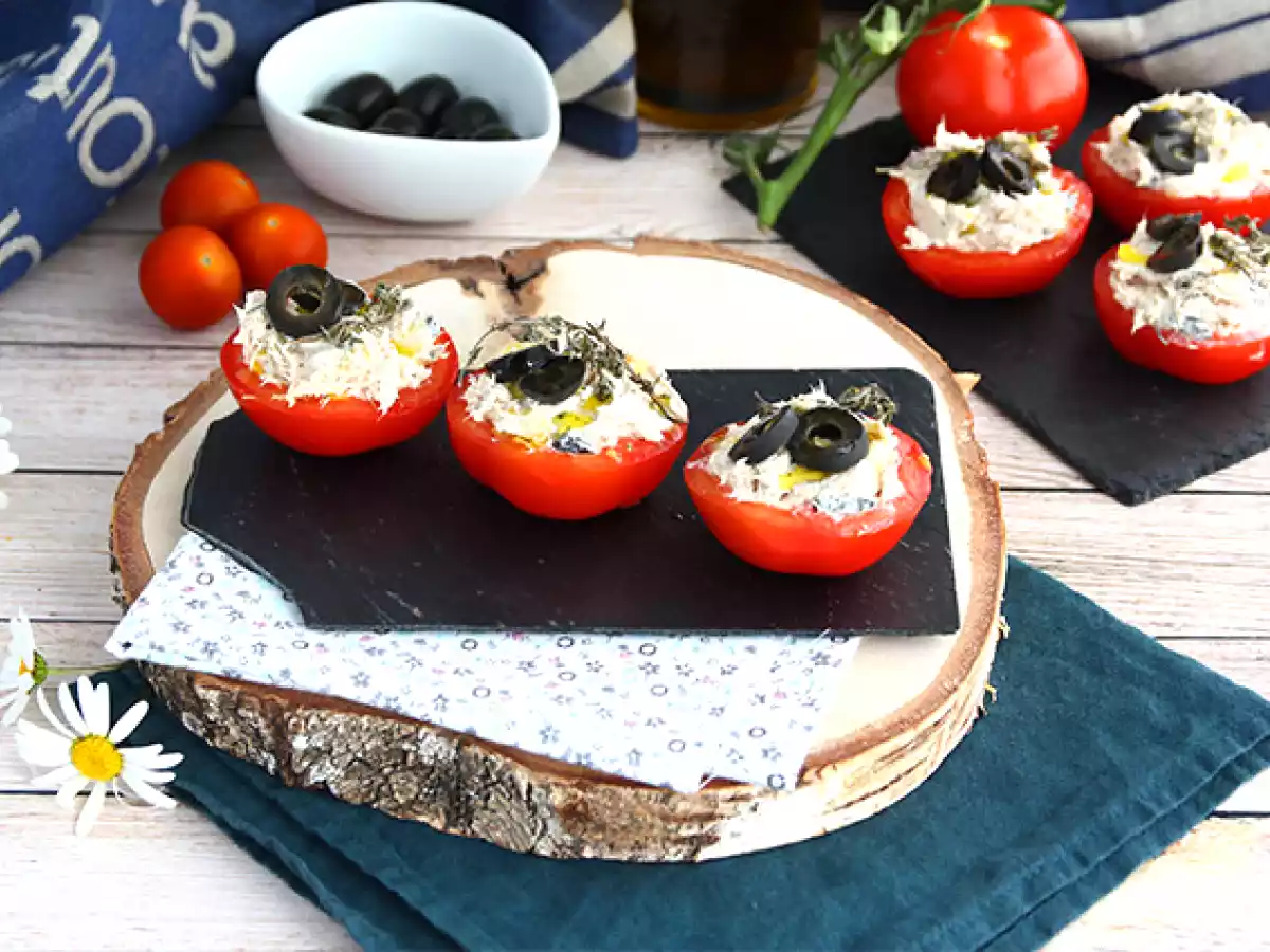 Tomates farcies au thon, fromage frais et aux olives