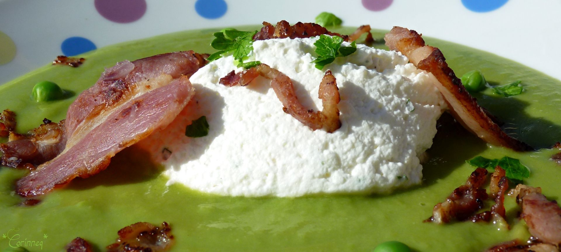 Velouté de petits pois lard et chantilly persillée au parmesan