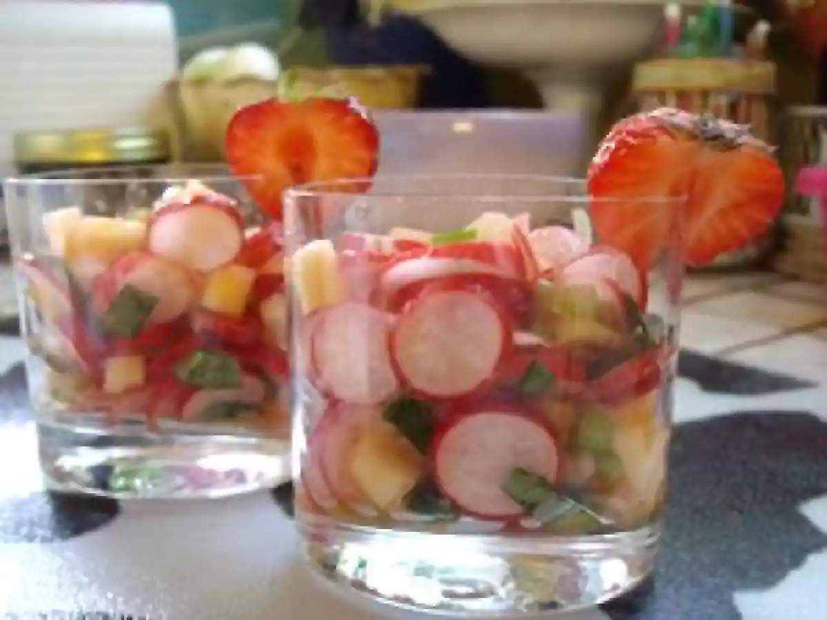 Verrine aux Pommes, Radis et Basilic, Vinaigrette à la Fraise - photo 3