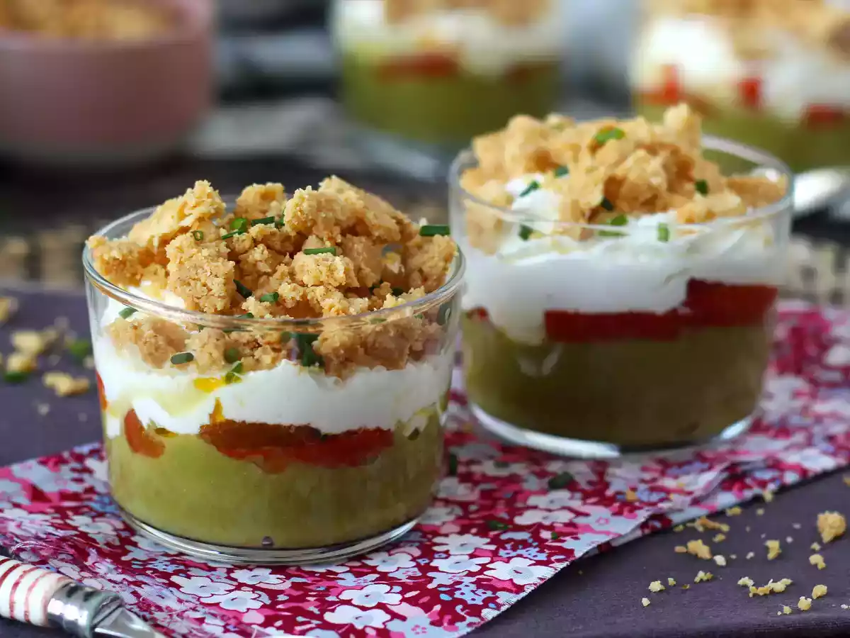 Verrines végétariennes: crème de petit pois, crumble de parmesan et crème au mascarpone