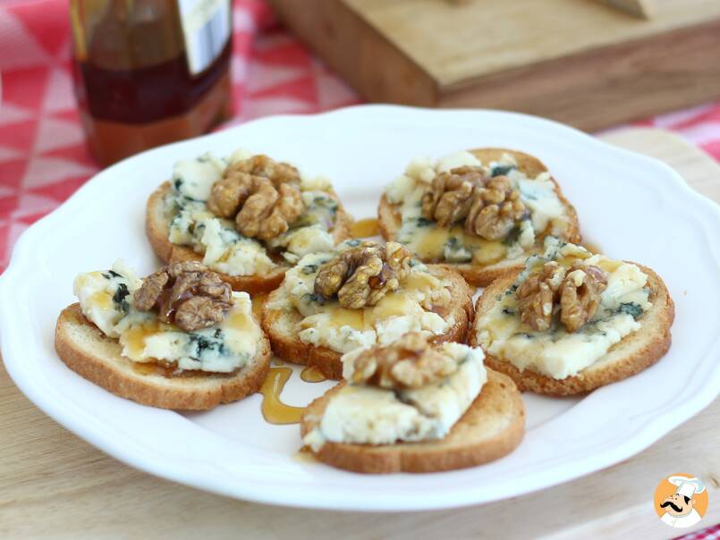 Toasts au roquefort, aux noix et au miel