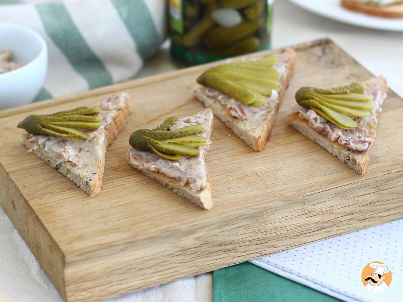 Toasts au pâté et aux cornichons