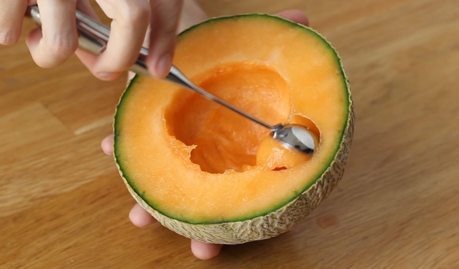 Les astuces des primeurs pour choisir à coup sûr un melon parfaitement sucré et juteux.