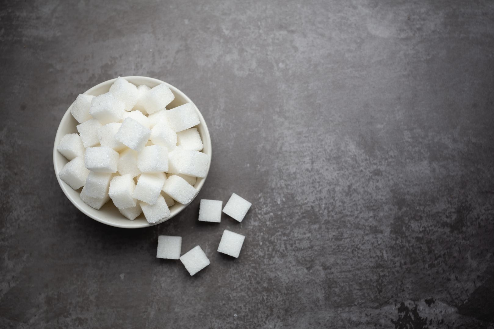 Les alternatives au sucre blanc raffiné : quelles options pour une alimentation plus saine?