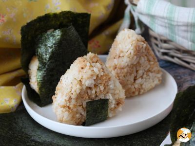 Comment emballer un onigiri et garder l’algue croquante?