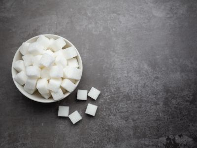 Les alternatives au sucre blanc raffiné : quelles options pour une alimentation plus saine?