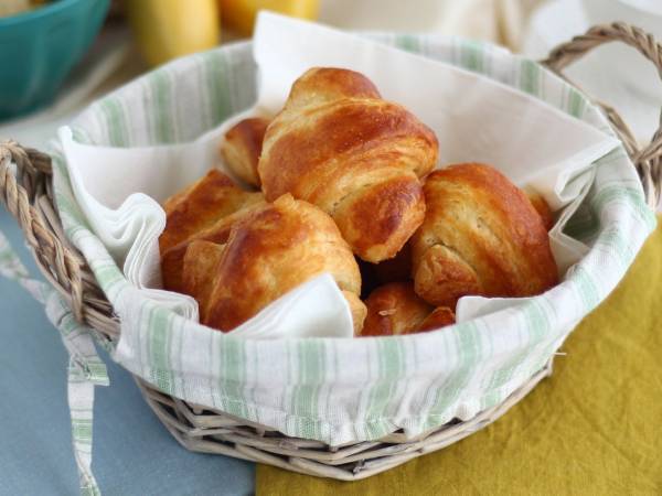 Ne jetez surtout pas vos croissants rassis! Voici des idées ingénieuses pour les transformer en nouvelles recettes