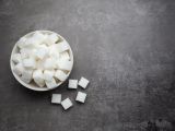 Les alternatives au sucre blanc raffiné : quelles options pour une alimentation plus saine?