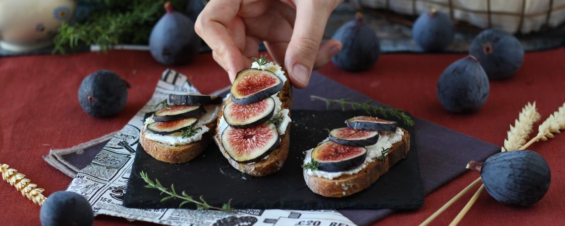 Tartines de figues, fromage de chèvre frais, miel et romarin