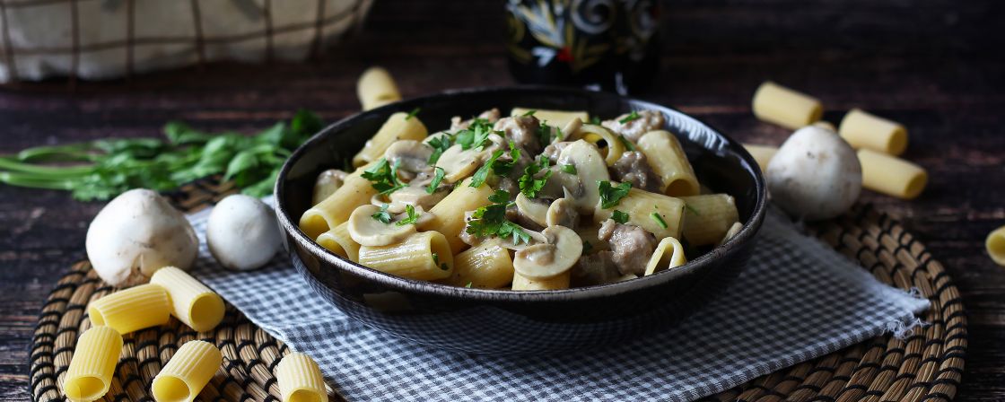 Pâtes crémeuses aux champignons et à la saucisse