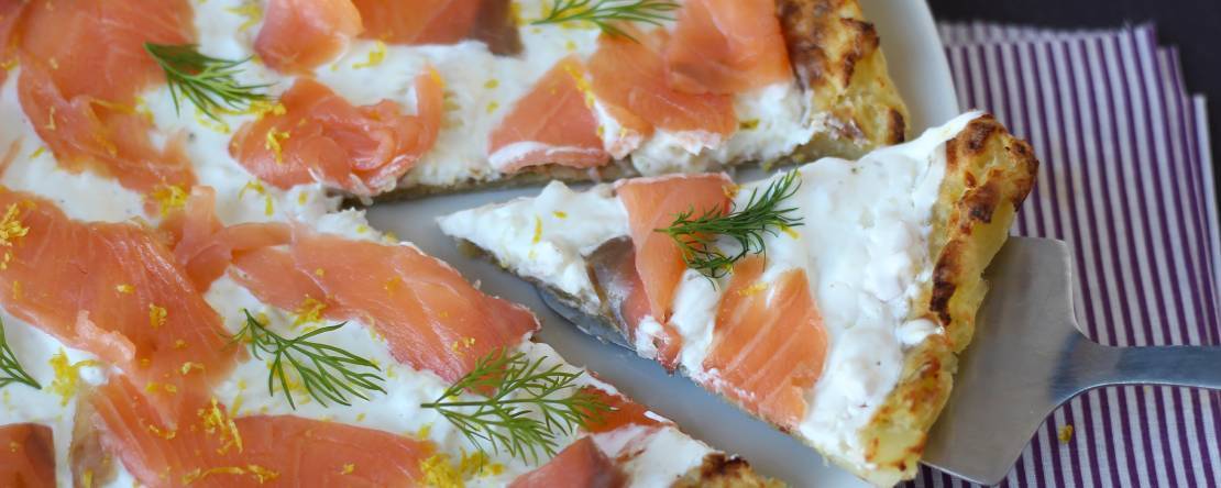 Tarte au saumon fumé avec une base de pommes de terre