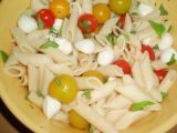 Recette Salade de penne aux tomates cerises et mozzarella et clin d'oeil à une italienne