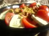 Recette Petite salade sans prétention... tomates chèvre sauce miel...