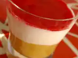 Recette Verrine tricolore: compote de pomme, fromage blanc vanillé et coulis de groseilles