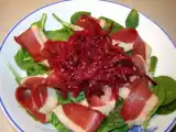 Recette Salade d'épinards, de betterave crue, framboises et magrets de canard fumés