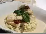 Recette Roulade de poulet aux tomates séchées, risotto de blé au pesto et sauce aux champignons