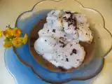 Recette Oeufs en neige parfumés à la violette sur crème anglaise aux coquelicots