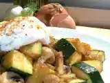 Recette Poêlée de courgettes et champignons, surmontée de son œuf poché