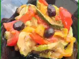 Recette Salade de courgettes cuites, poivrons et tomates à l'huile d'olive et au basilic