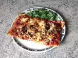 Recette Pizza jambon, chorizo, champignons, fromage, tomate