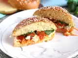 Recette Sandwich poulet mariné, coleslaw, tomates, basilic