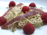 Recette Salade de pousses de moutarde aux framboises et au jambon cru
