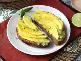 Recette Avocado toast à la mangue et au citron vert : une recette fraîche, rapide et savoureuse