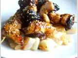 Recette Petites brochettes de râbles de lapin, abricots, pruneaux et poires poivrées