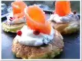 Recette Blinis aux courgettes et saumon pos sur un nuage de fromage