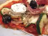Recette Pizza au chèvre, courgette, jambon et tomate.