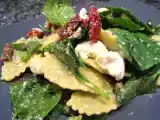 Recette Salade de pousses d'épinards, ravioli, brousse et lard séché