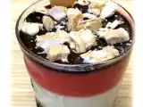 Recette Verrine mousse banane, gelée de fraise sur lit de chocolat et éclats de nougat