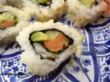 Recette Sushis california maki au saumon, avocat, concombre, coriandre, mayonnaise au curry
