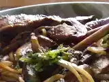 Recette Aiguillettes de canard au miel et 5 épices & nouilles chinoises sautées aux champignons