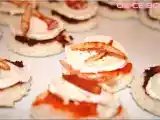 Recette Petits canapés aux confits de tomates séchées ou poivrons, chèvre, oignons au paprika
