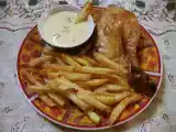Recette Poulet rôti, frites maison et sauce au poivron rouge.