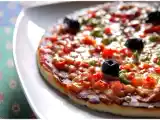 Recette Pizza aux poivrons, jambon, fromage et olives