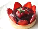 Recette Tartelette aux fraises en gelée de fruits rouges