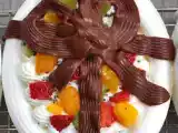 Recette Pavlova aux fruits frais, chantilly au pavot, et ruban en chocolat
