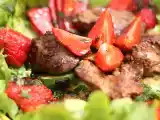 Recette Salade de foies de volaille aux fraises & réduction de vinaigre balsamique